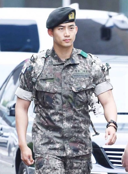 《爱的迫降》玄彬军装鲨我!快来看军装style韩国欧巴