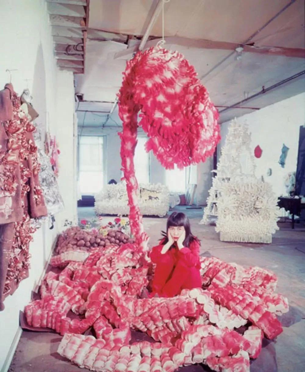 90岁女艺术家，身价几十亿，独居精神病院43年：艺术一半是情色，一半是幻想