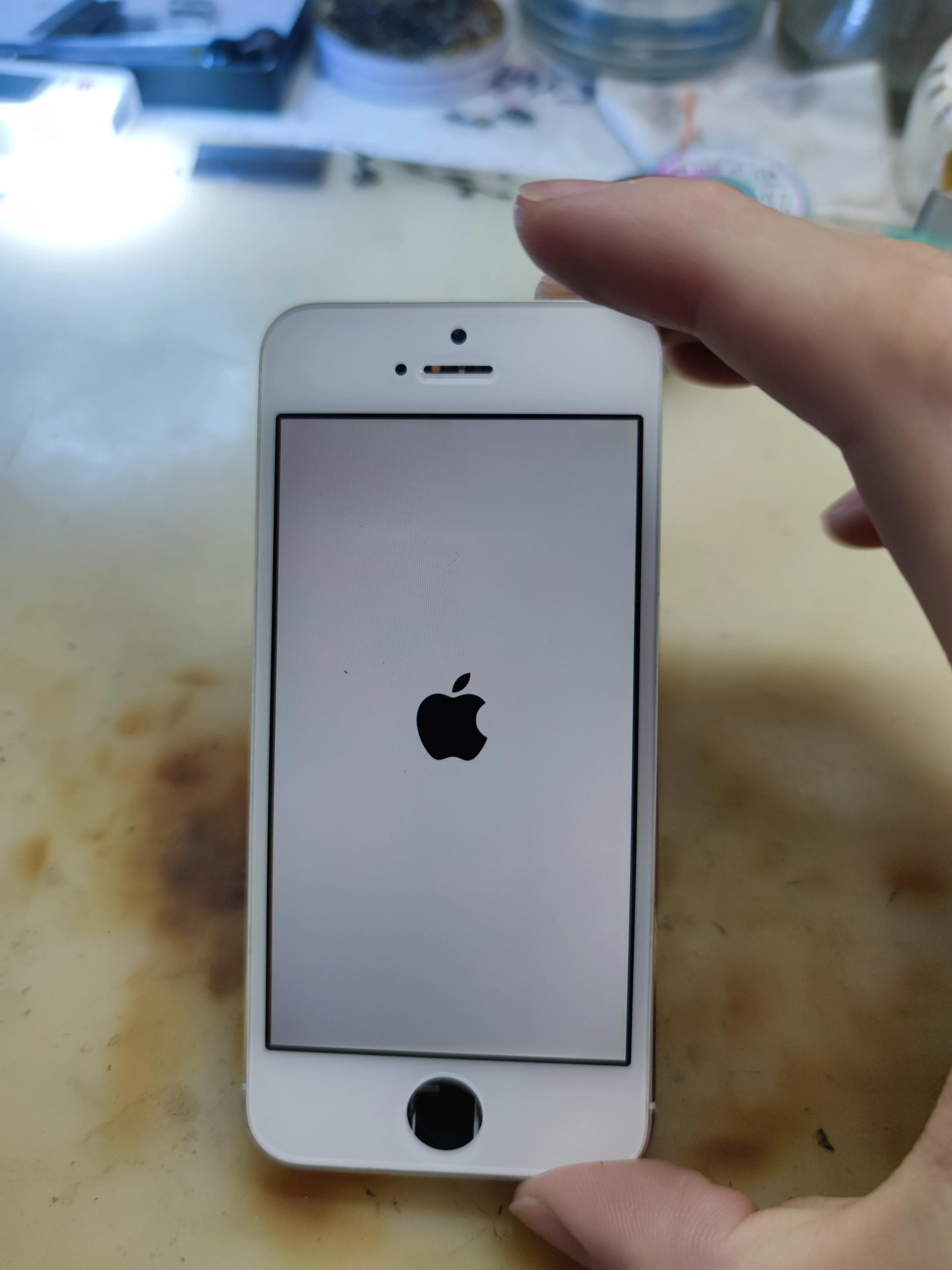 苹果5se开机花屏维修,苹果5s开机键坏开不了机