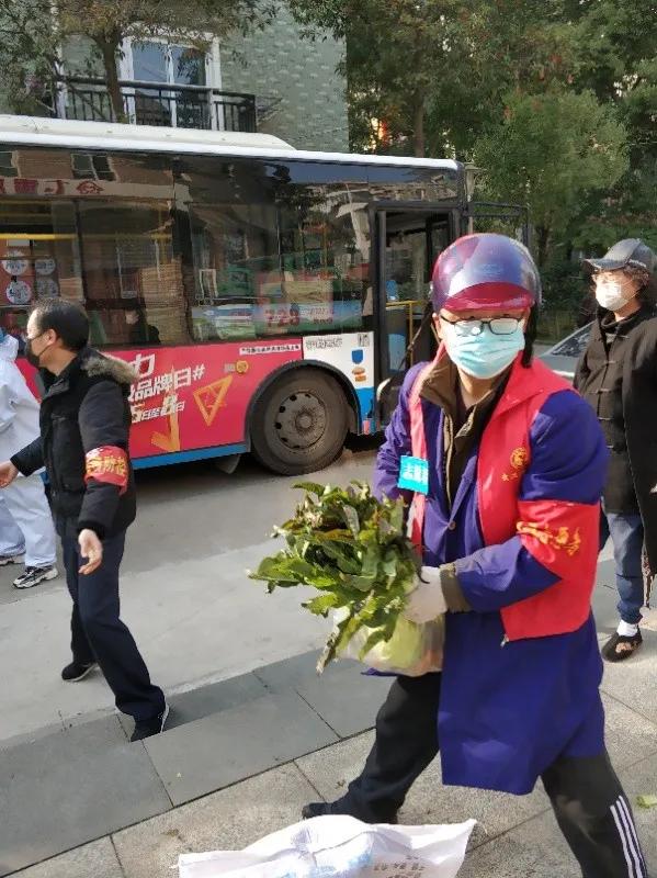 下沉公务员：我在老社区分发10元爱心菜