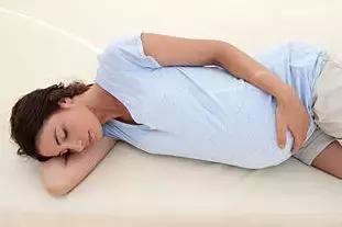 孕晚期分泌物是褐色的怎么回事,孕晚期分泌物咖啡色是临产征兆吗