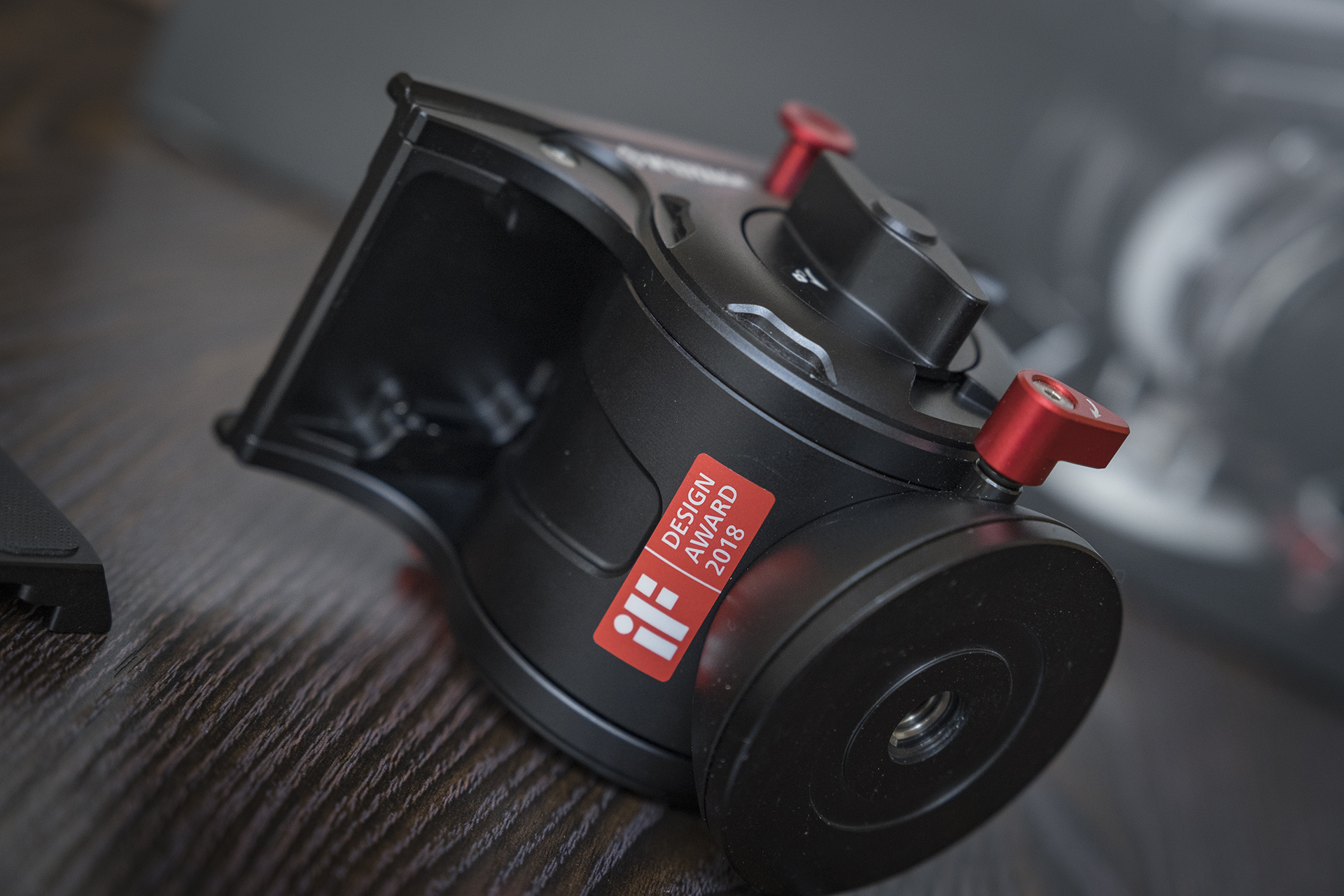 聚目开箱丨明明能靠脸，偏要拼才华——印迹COBRA2代独脚架开箱