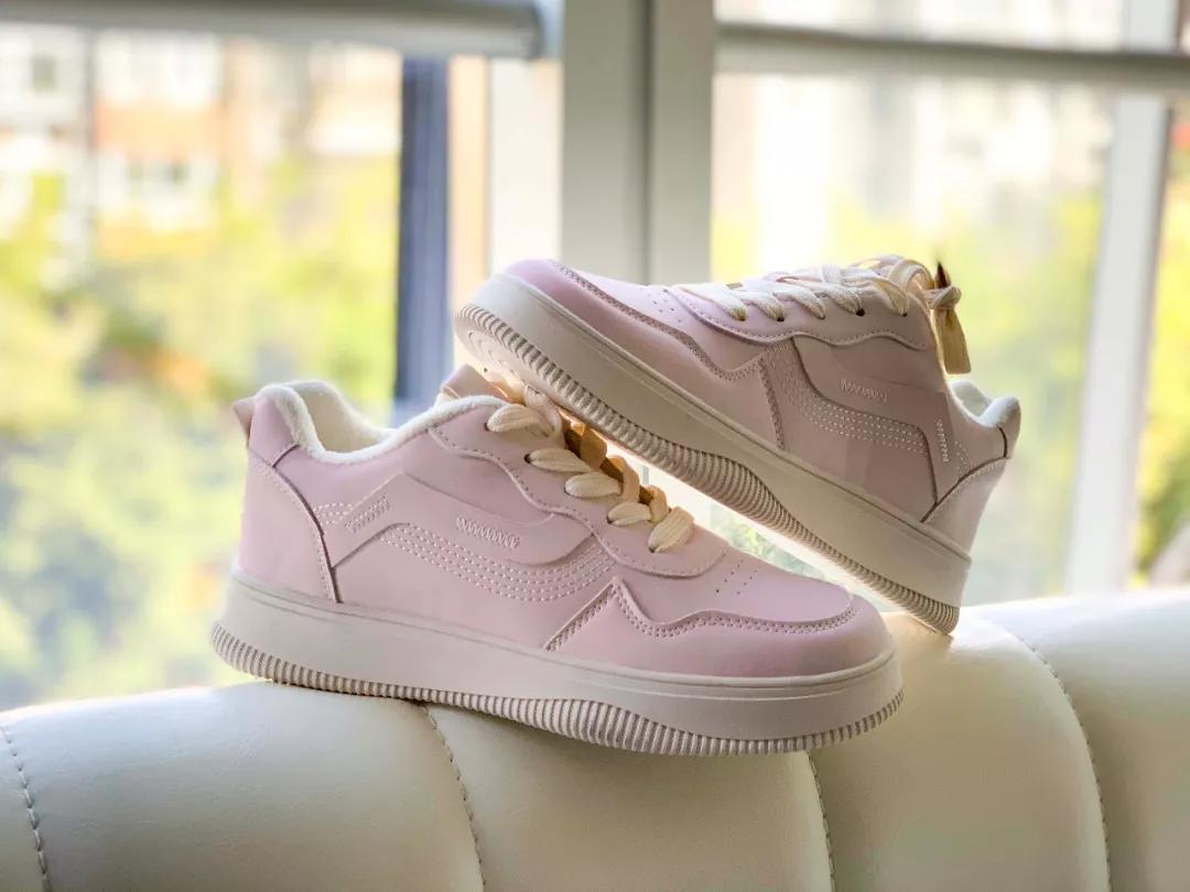 1秒就能变色的小白鞋，只要139元的价格，穿出两双鞋子的效果