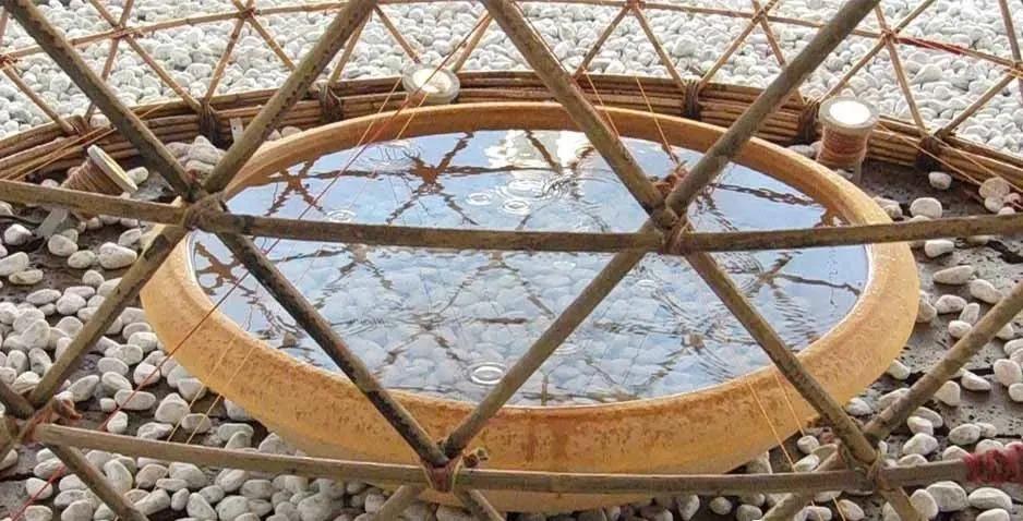 设计师在非洲做了个花篮，用来向天空借水