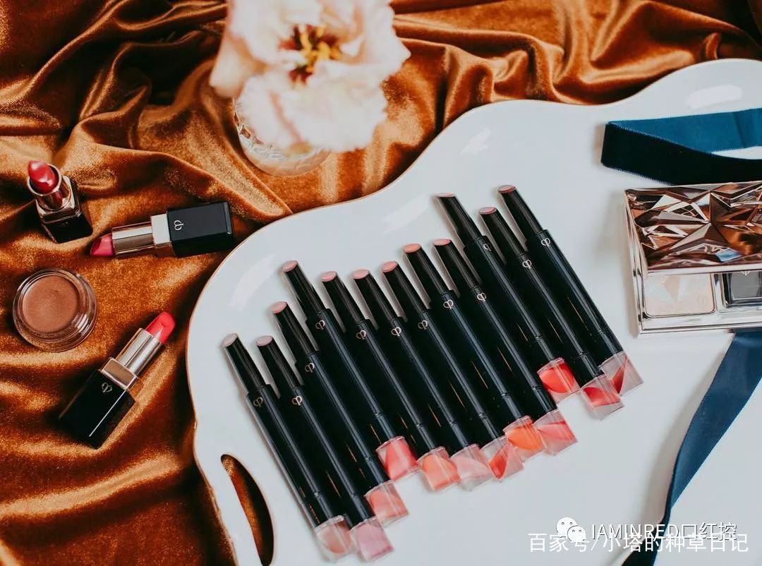 美女化妆涂口红高清自拍,99%的女生涂口红都会犯这个错误