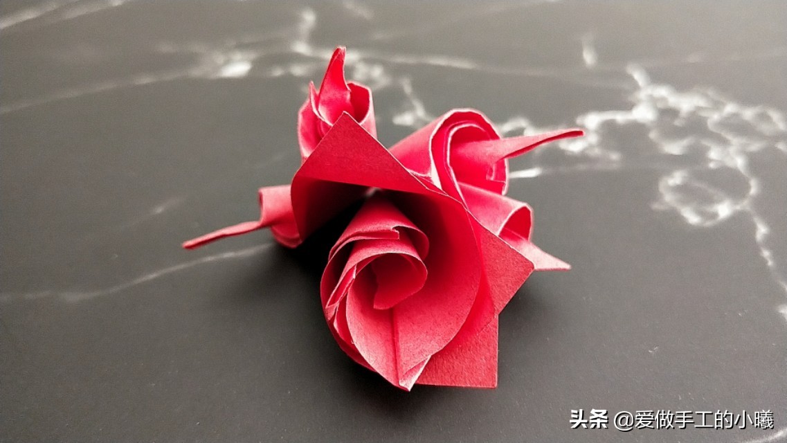 玫瑰花正方形折纸教程图解,怎么样用折纸叠出来简单的玫瑰花