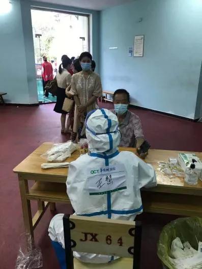 疫情防控党旗在基层高高飘扬,党旗在防疫阻击战中高高飘扬