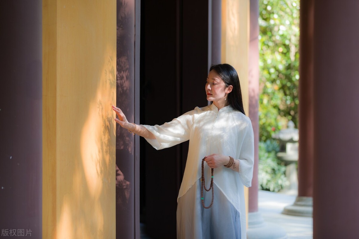 为什么说内向的人精神内耗很严重,精神内耗的人怎么调整心理