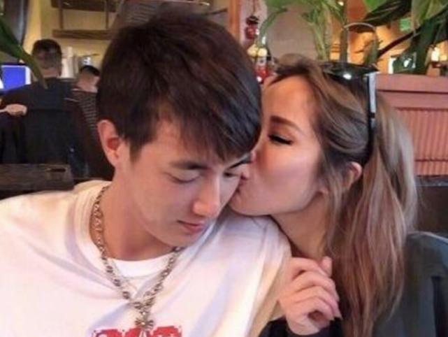 萧亚轩和男友约会,萧亚轩亲吻男友