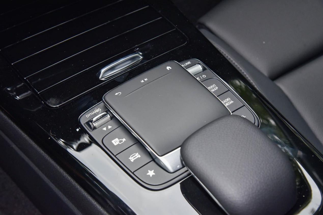 奔驰a级车评,奔驰a级空间大小测试