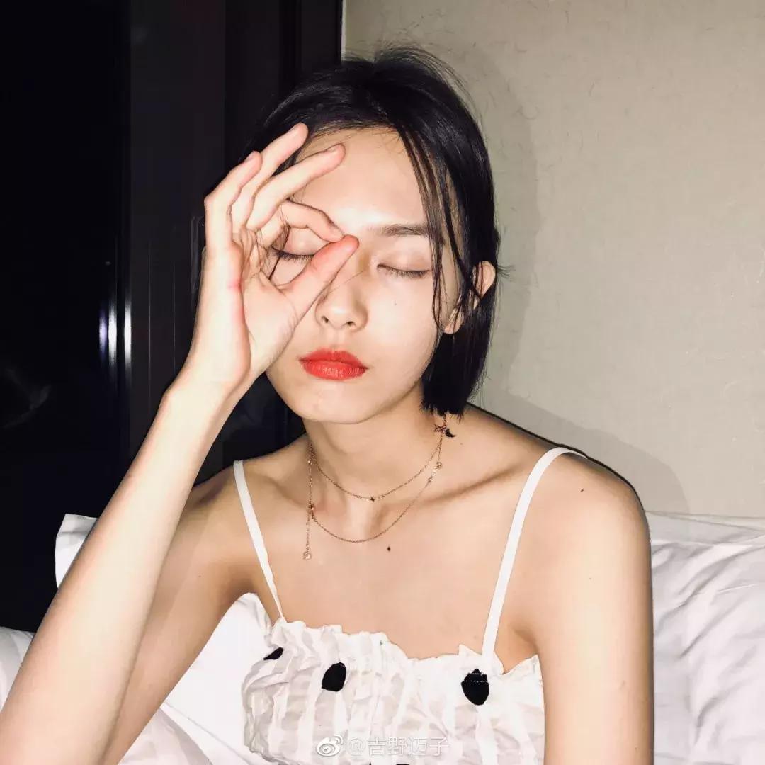 最火的拍照姿势模板,最全创意拍照法