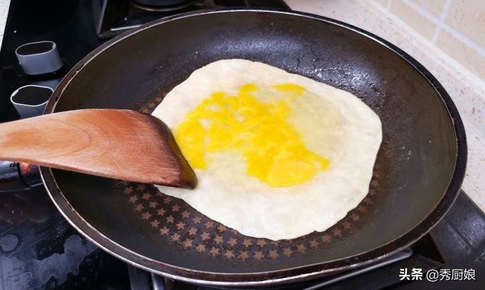 烙饼时，有人抹油，有人烫面，老面点师傅：都不对，教你正确做法