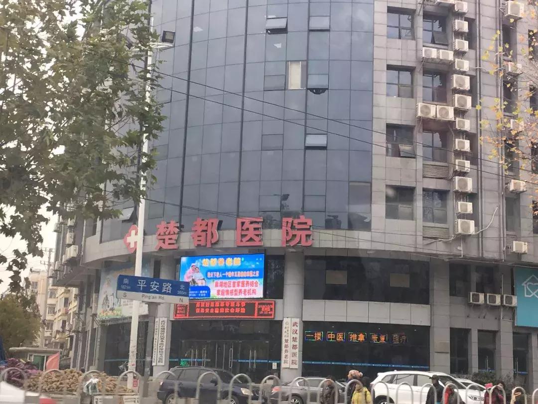 医院门口都有什么人,医院门口一群人