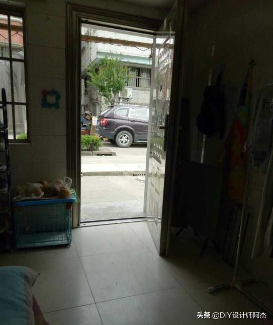 我在上海1500元的出租房，厕所在厨房里，连门都没有，想逃离了