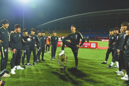 熊猫杯韩国队脚踏奖杯视频,熊猫杯韩国球员脚踩奖杯集体道歉