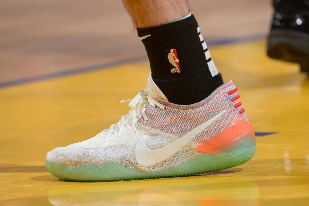 NBA球员上脚:莫里斯穿詹姆斯球鞋,库克的KD12很帅气