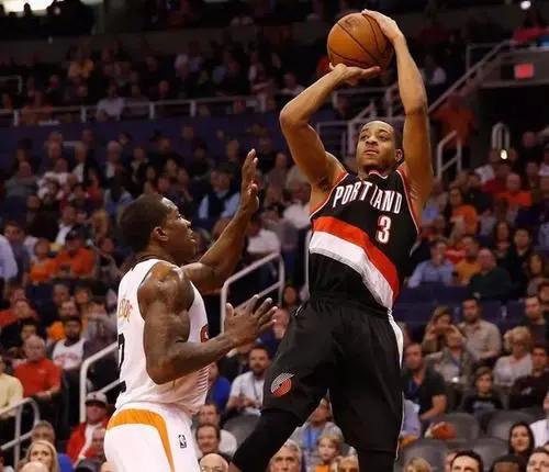 中距离，昂扬不灭——说说篮球场上最古典的*局破**艺术