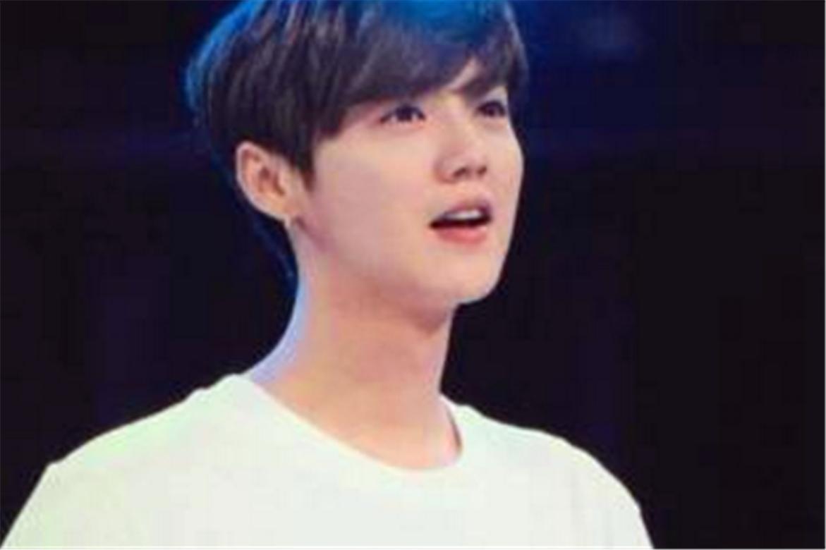 鹿晗见到曼联的曼联粉,鹿晗造访曼联实现人生理想