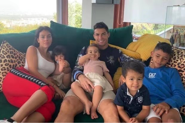 c罗头球热搜第一,c罗穿紫色球服与乔治娜