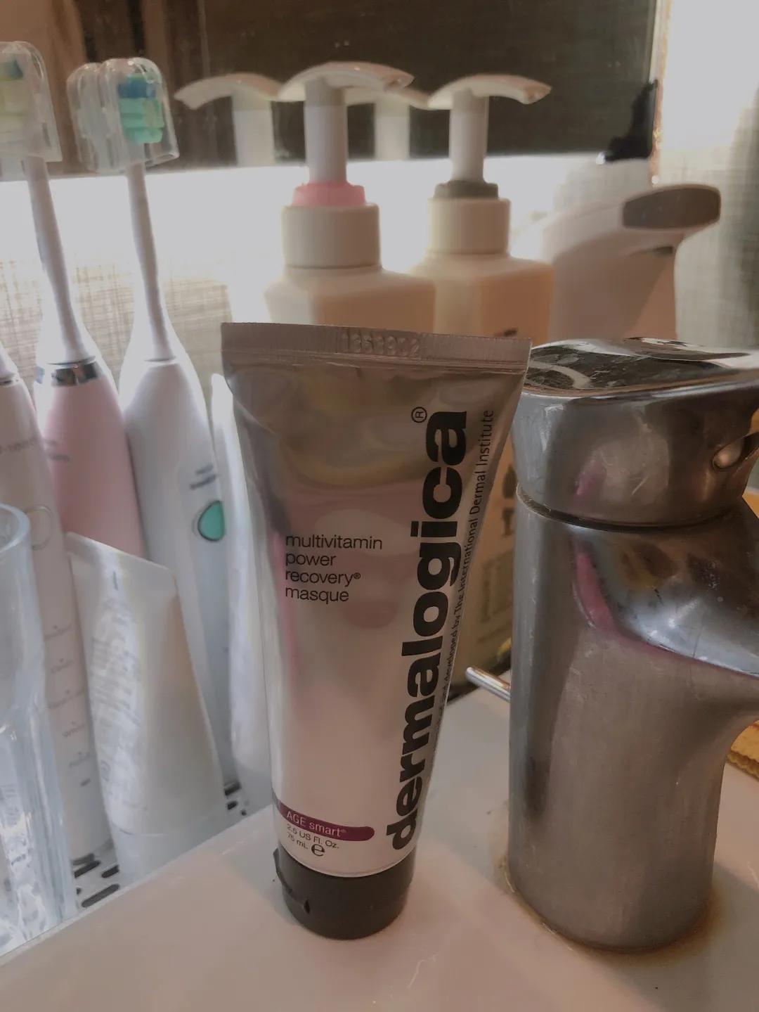 孩子喊阿姨两家人在高速上吵架,女子被喊阿姨高速车内起争执