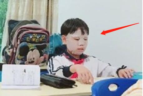 小学生作业本火了，一笔一划整整齐齐，老师：明明超强却过分慎重