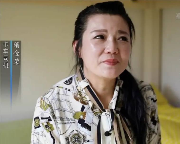 东北女子带娃开重卡替前夫还债,东北女欠款50万开重卡被央视表扬