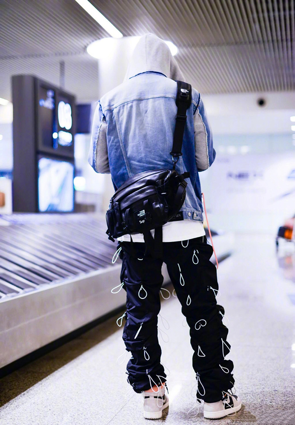 王一博千奇百怪裤子,王一博搞笑穿裤子