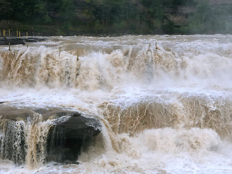 世界著名的十大瀑布中国上榜一个,世界三大瀑布气势磅礴大饱眼福