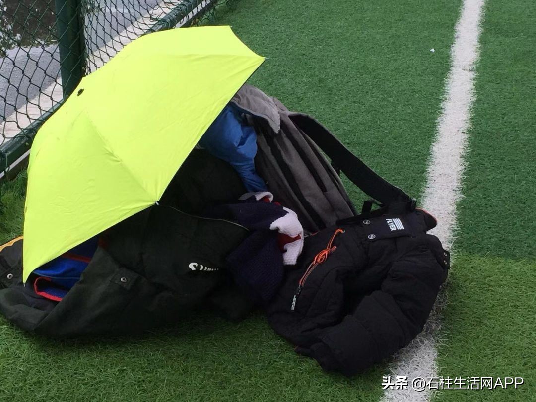 大山里的足球队,大山里的小学女足队拿了全国冠军