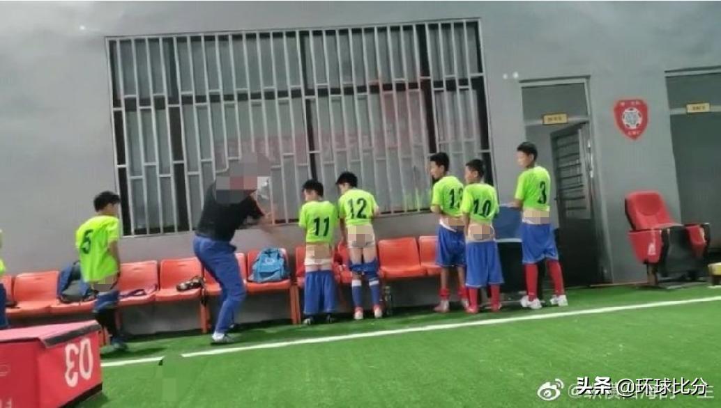 大连一青训机构被指体罚小球员,大连青训抽打小球员原照片