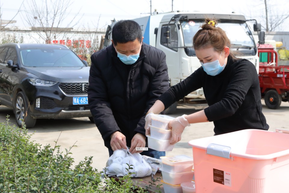 店主为抗疫一线免费送餐,青海美女给抗疫人员送饭