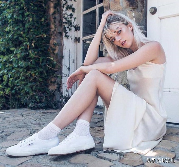 杨幂宋茜同款马丁靴,杨幂宋茜同款耐克鞋