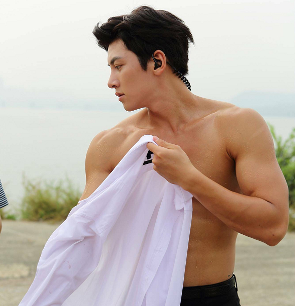 池昌旭黑色冲锋衣,池昌旭纯黑西装