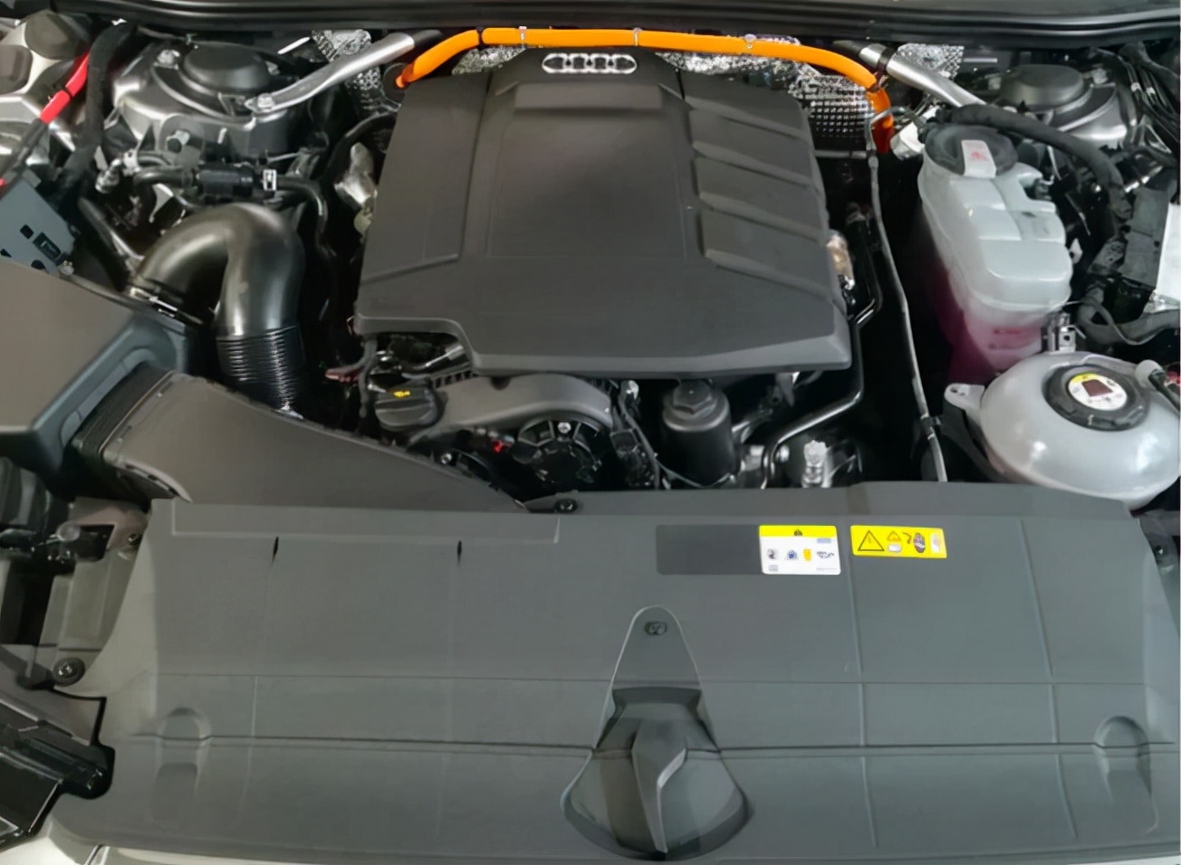 2022款奥迪a6etron混动,奥迪a6混动国产跟进口哪个好