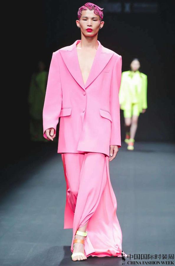 被国人嘲讽，却在国外封神！农村小伙成国际超模，打脸所有嘲笑者