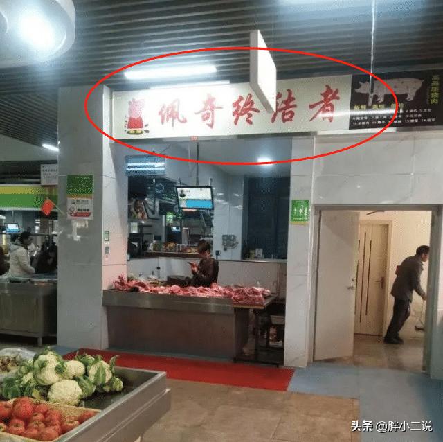 地铁上碰到心仪的女孩子，该怎么跟她搭讪呢？