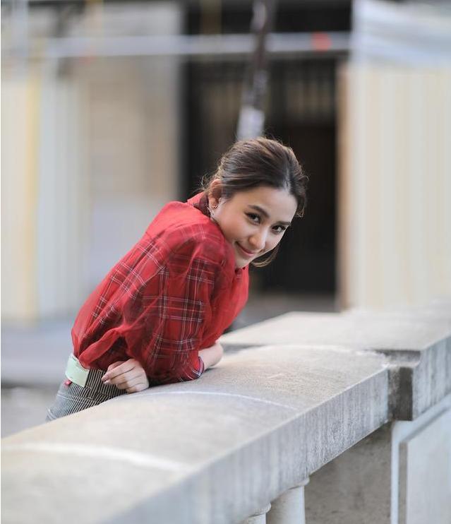 何超莲有高级感吗,何超莲优雅抹胸裙配大衣