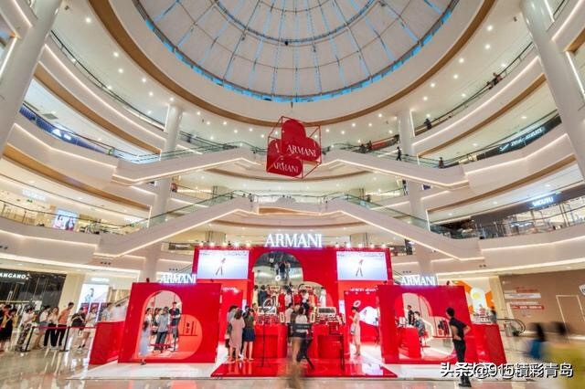 郭碧婷向佐阿玛尼合影,阿玛尼向佐郭碧婷