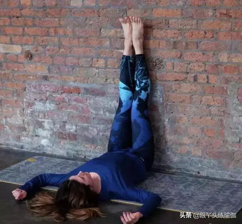 每天靠墙倒箭式10分钟，消除腿部水肿，调节气血助睡眠