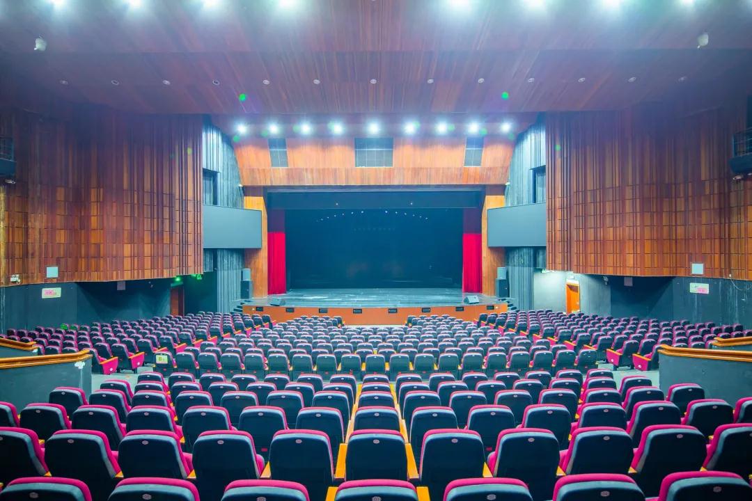 占地面积超过三千亩的大学校区,占地3000平方米学校