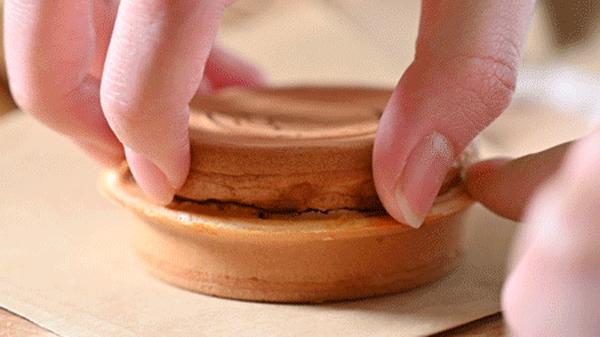 火了50年!台湾来の车轮饼,自带“拉丝”特效