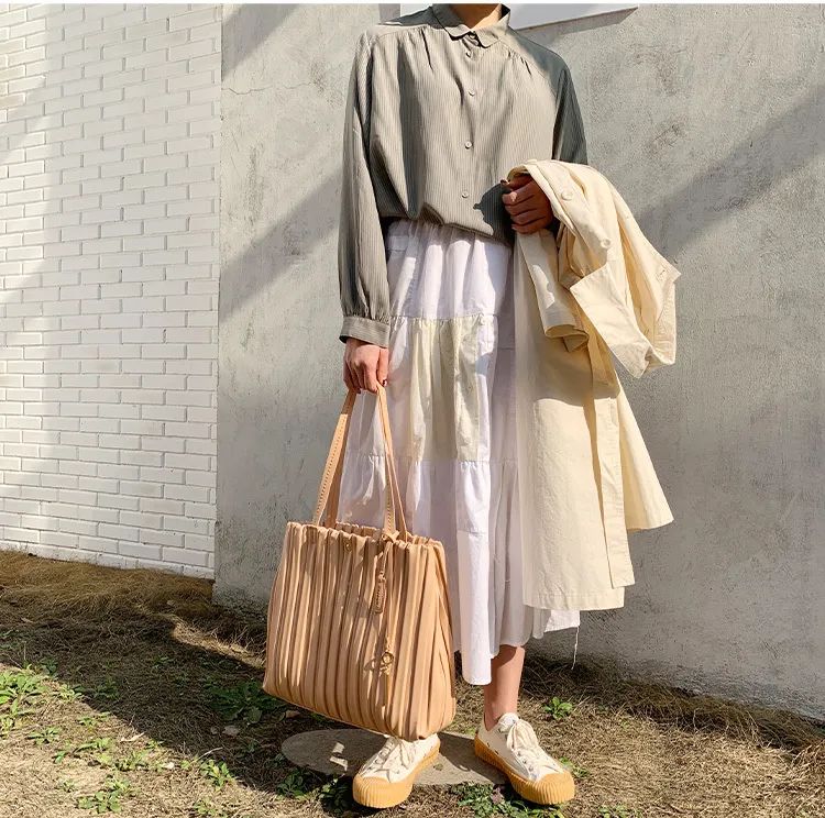 这才爆红一年就这么能“装”了?3w的包一背我都认不出来了…