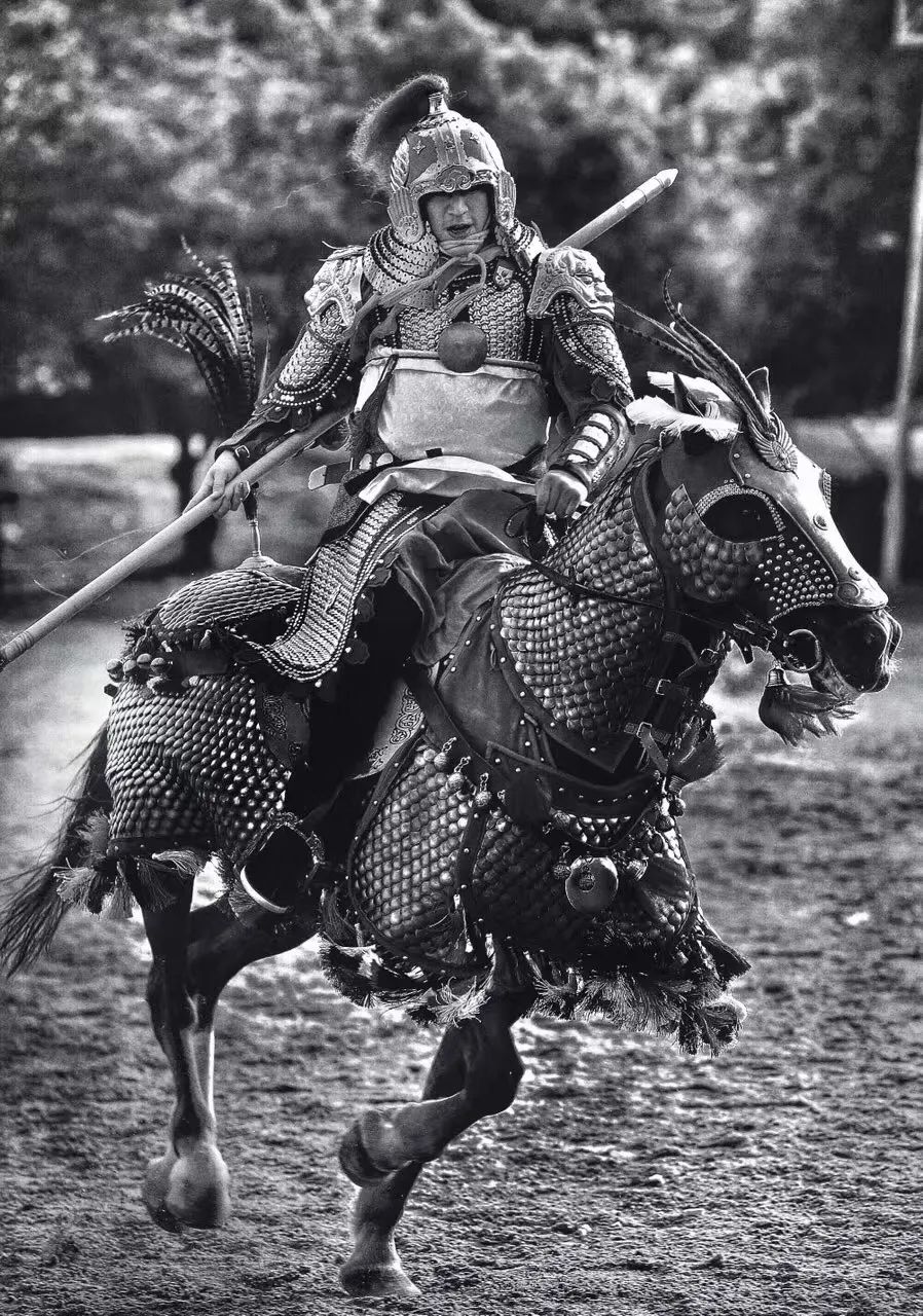 70后上海男人“不务正业”，被老婆骂还帮人搞盔甲，最贵一套15万