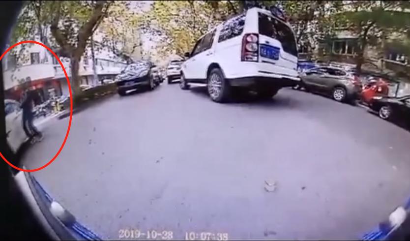 两车发生事故男子狂拉车门,路怒男超车后紧急刹车酿惨剧