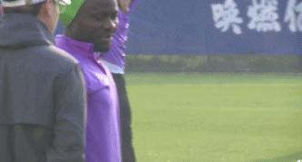 太憨了！泰达王牌外援头顶绿帽训练引哄笑，被告知寓意后怒摔帽子
