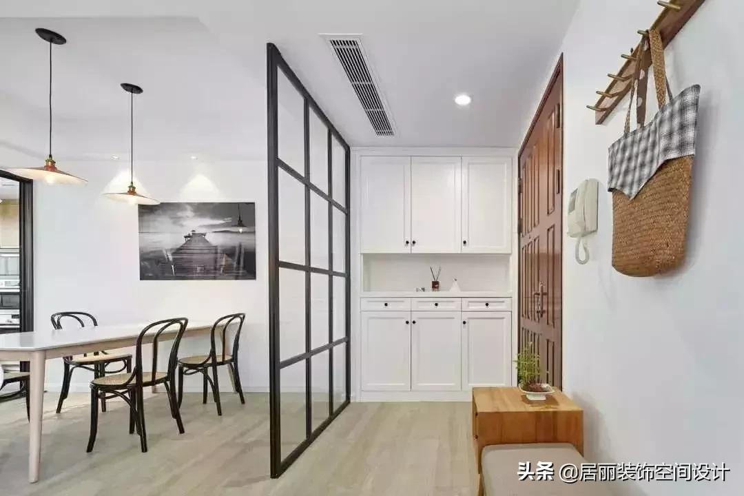 进门鞋柜设计图2022款现代风玄关,一进门就是客厅和餐厅玄关鞋柜