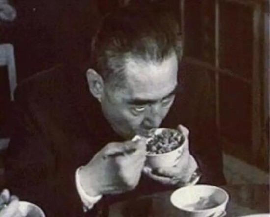 周恩来最后一个春节，病情恶化做完大手术，挂念患病的矿工和学者