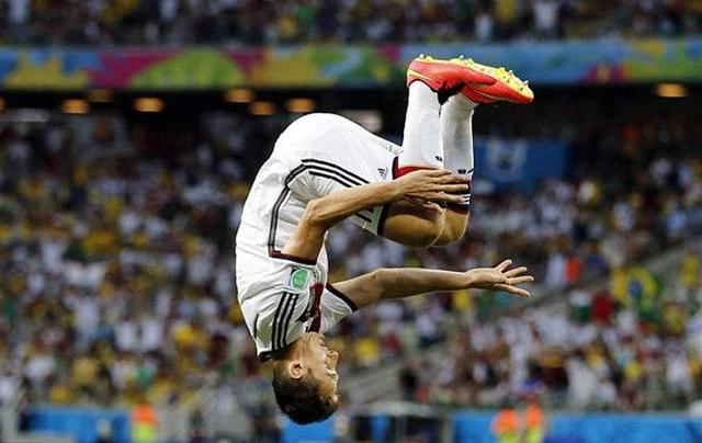 绿茵场庆祝动作,绿茵信仰进三个球庆祝动作