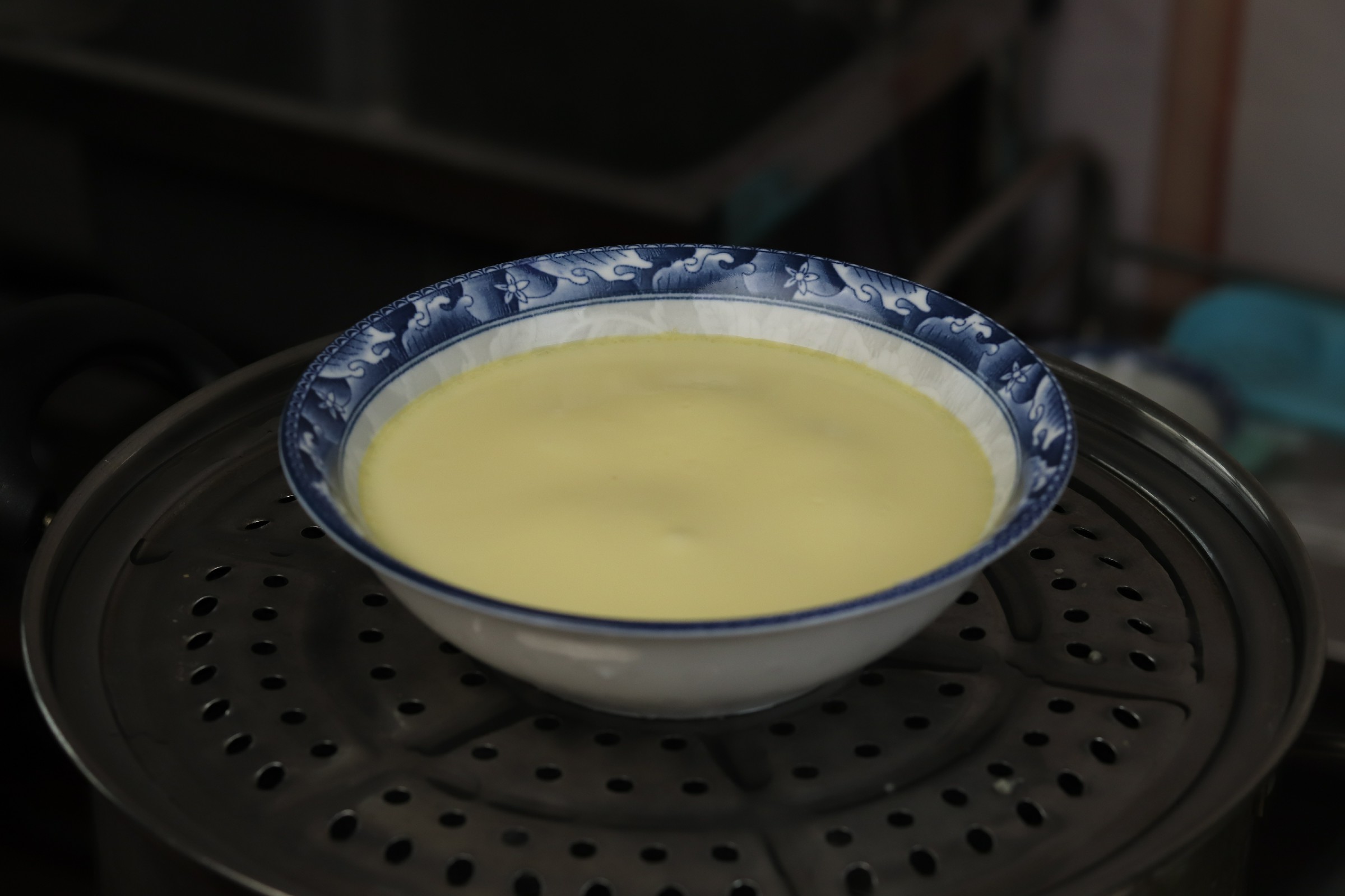 蒸鸡蛋羹加热水好还是凉水好,蒸鸡蛋羹是加凉水还是加热水好