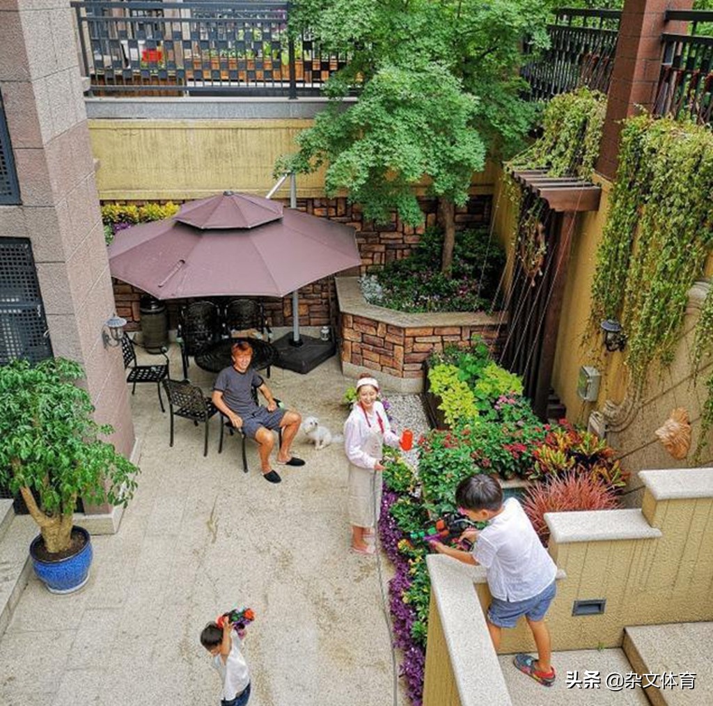 国足主力赴韩游玩，与妻子生下3个孩子，妻子是高颜值主持人